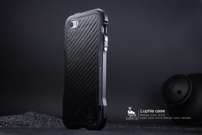 Алюминиевый бампер Luphie Dark Knight для Apple iPhone 5/5S/SE + наклейка из кожи на заднюю панель Ч