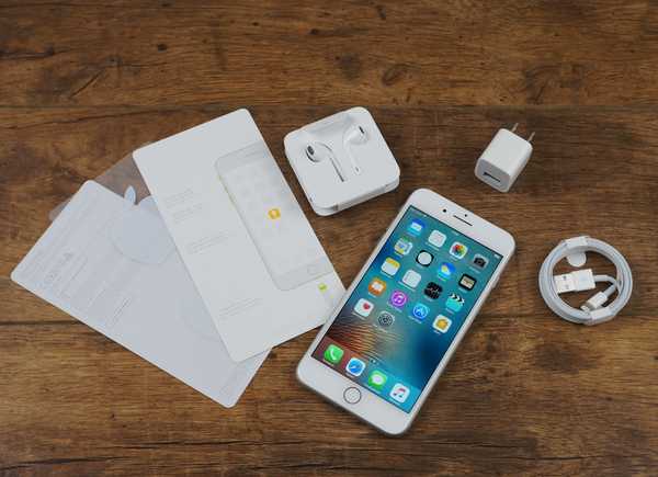 белый смартфон iPhone 7 и аксессуары