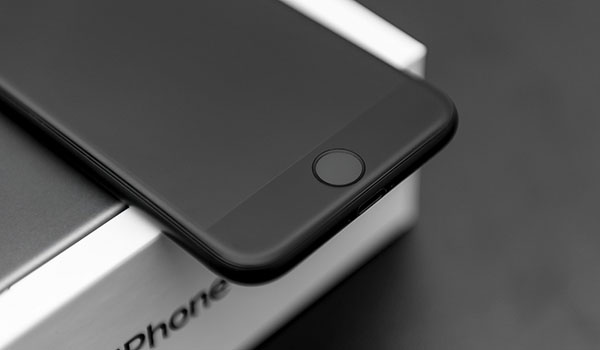 черный смартфон iPhone 8 от Apple